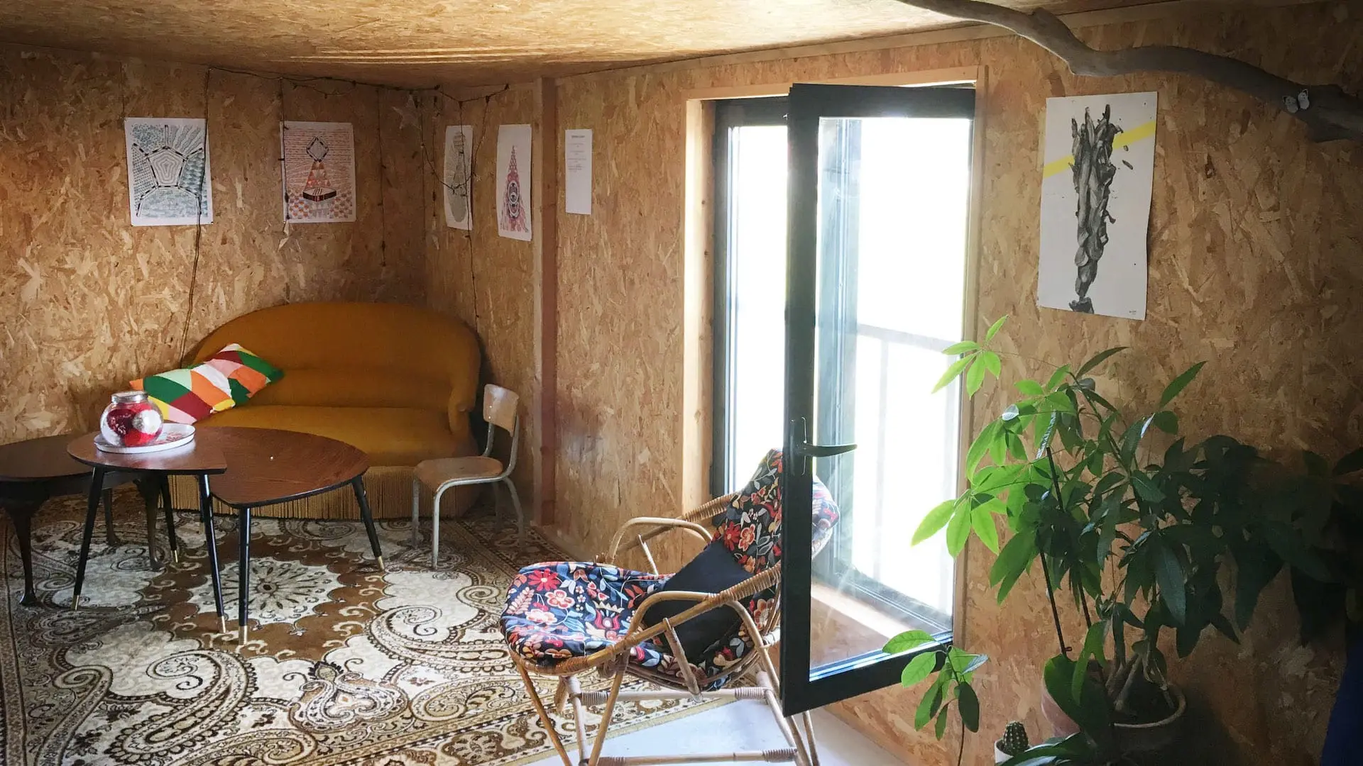 Le coworking de Kontainer : canapés, plantes et grande baie vitrée.
