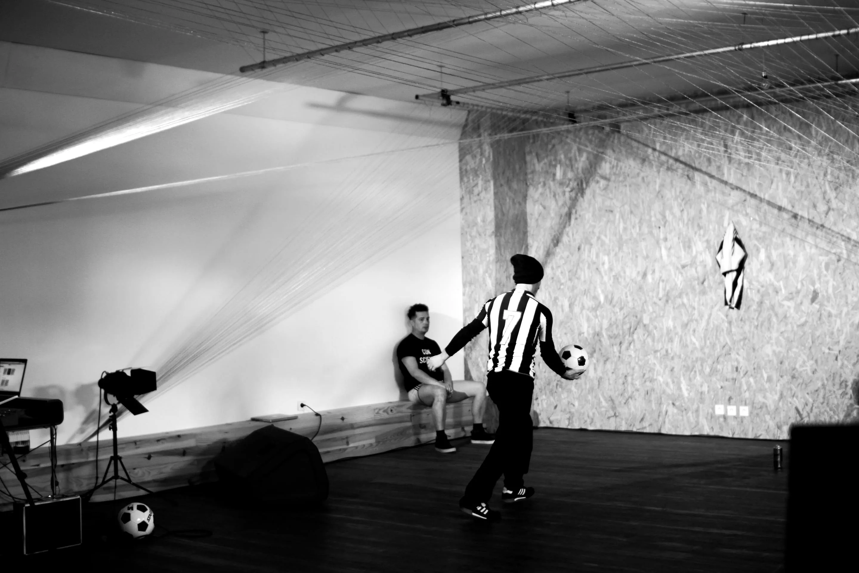 Deux artistes en répétition dans l'espace de résidence, vidéoprojecteur allumé